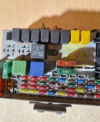 Opel Zafira A Fuse box set 24412497