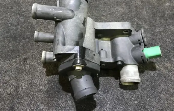 Volkswagen Golf III Engine coolant pipe/hose 032121111