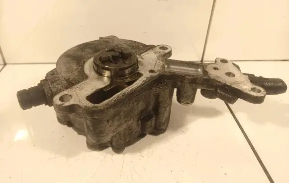 Volkswagen Jetta V Vacuum pump 038145209