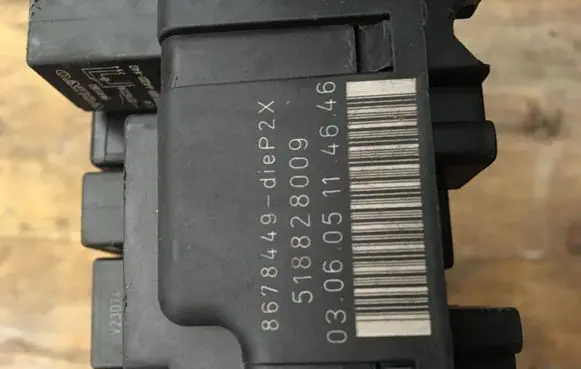 Volvo S60 Fuse box set 518828009