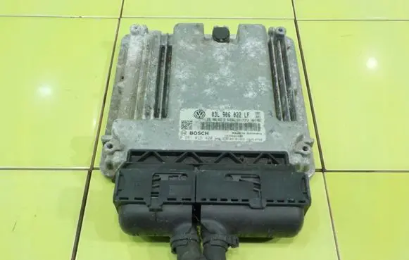 Volkswagen Golf VI Engine control unit/module 0281015420