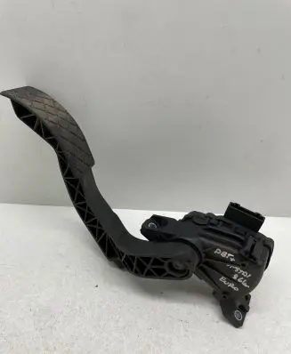 Volkswagen PASSAT B5.5 Accelerator throttle pedal 8D1721523F