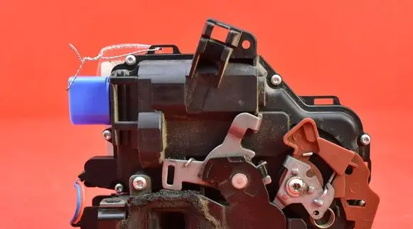 Skoda Praktik (5J8) Front door lock 5J7837016