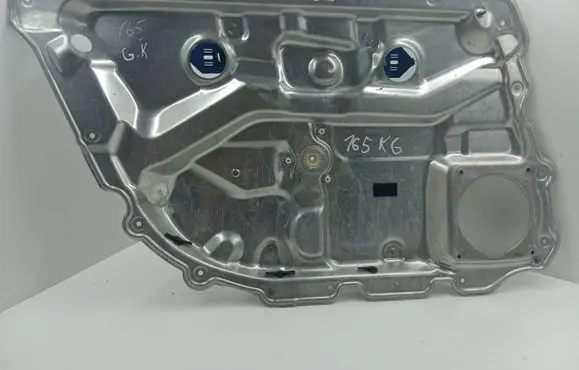 Rear window lifting mechanism without motor