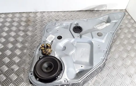 Rear door manual window regulator