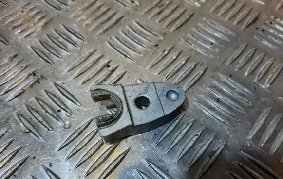Volkswagen Touareg II Fuel Injector clamp holder 069216
