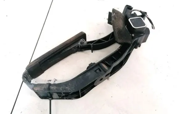 Mercedes-Benz C W203 Accelerator throttle pedal A2033000104