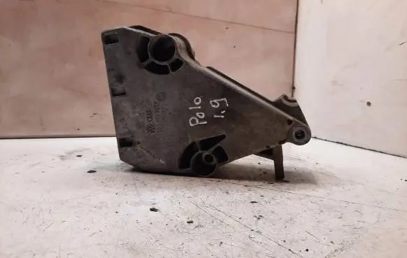Engine mounting bracket