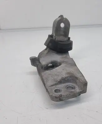 Toyota RAV 4 (XA50) Engine mounting bracket