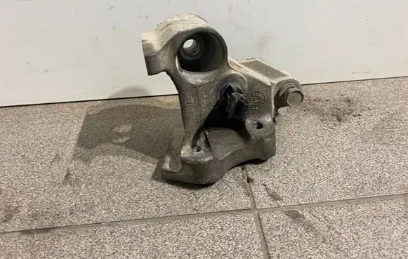 Fiat Freemont Engine mounting bracket 05146445AA