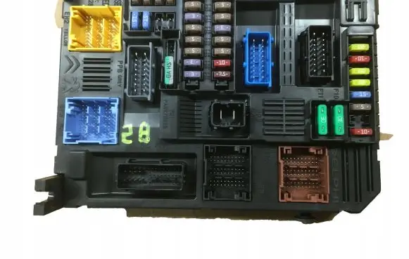 Peugeot 5008 II Fuse module 9830707780