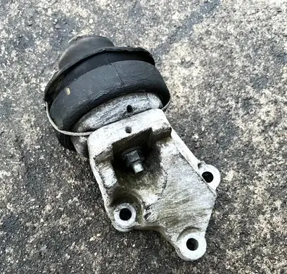 Volvo XC90 Engine mount bracket 8683936