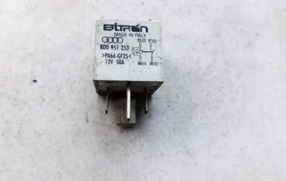 Volkswagen PASSAT B5 Other relay 8d0951253