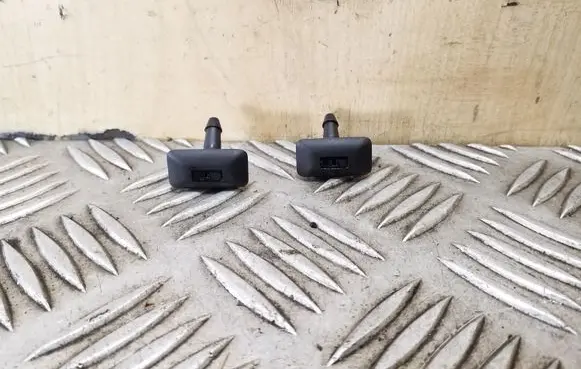 Windshield washer spray nozzle