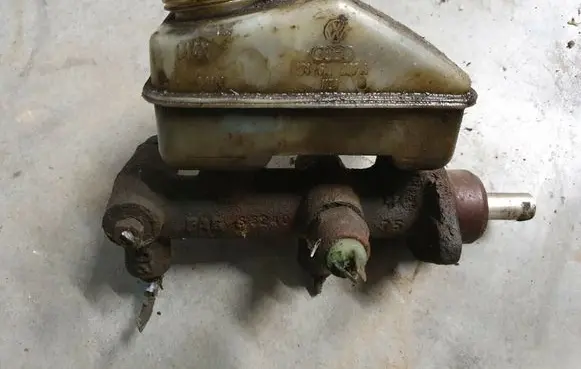 Volkswagen Jetta I Master brake cylinder 171611387A