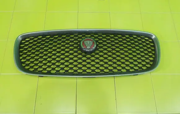Jaguar XF X260 Front bumper upper radiator grill XP261