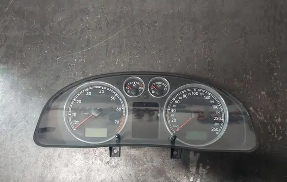 Volkswagen PASSAT B5.5 Speedometer (instrument cluster) 3B0920849
