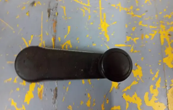 Volkswagen PASSAT B5.5 Front door window winding handle 443837581D