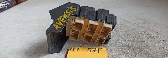 Toyota Avensis T250 Fuse module 8273405030