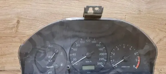 Mazda 626 Speedometer (instrument cluster) GE6WD