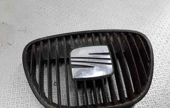 Seat Ibiza III (6L) Front bumper upper radiator grill 6L0853654