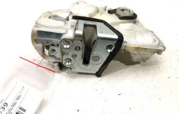 Suzuki Swift I Front door lock