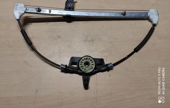 Mazda 2 Rear window lifting mechanism without motor
