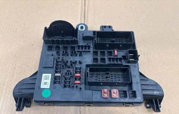 Opel Astra J Fuse module 13277321 18302617311