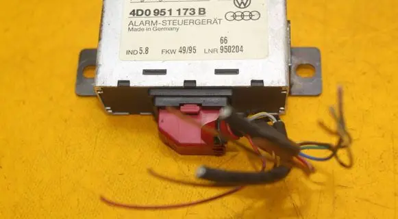 Audi A8 S8 D2 4D Alarm control unit/module 4D0951173B