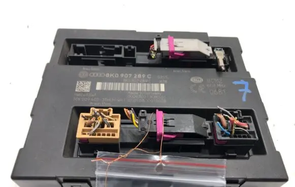 Audi A5 8T 8F Central body control module 8K0907289C