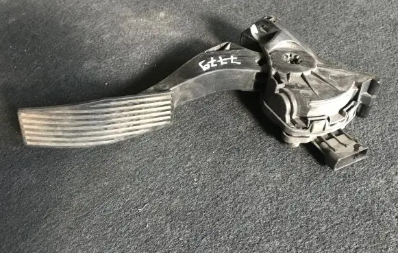 Opel Insignia A Accelerator throttle pedal 13237352