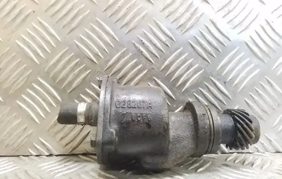 Volkswagen PASSAT B4 Vacuum pump 028207A