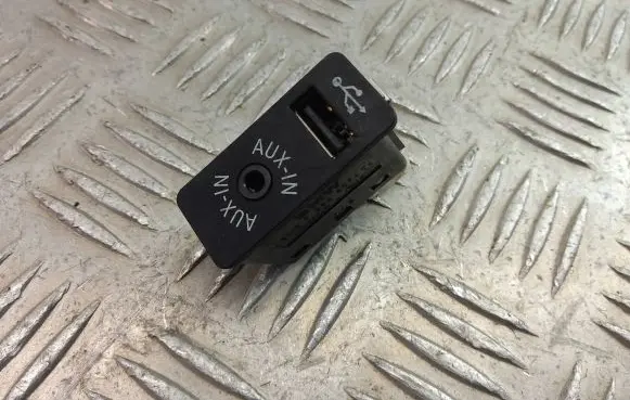BMW X3 F25 USB socket connector 9266607