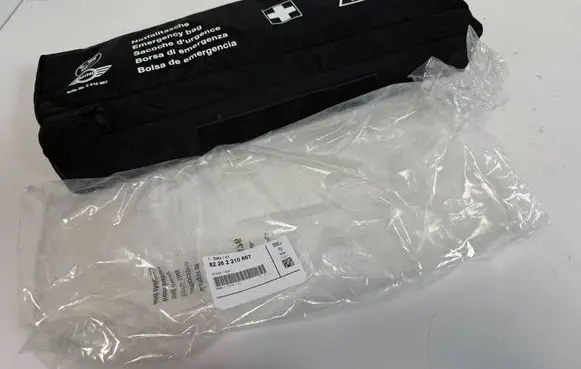 BMW i4 First aid kit 2210667