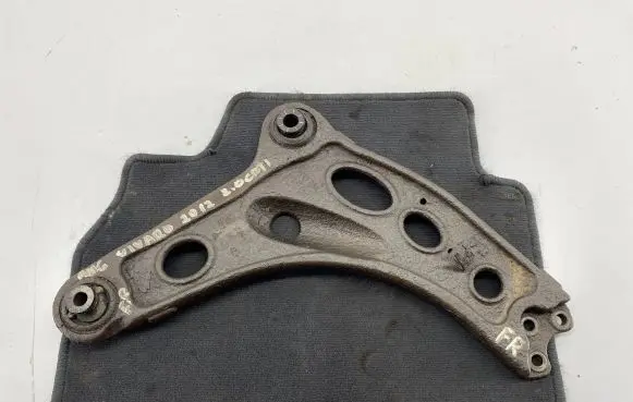 Opel Vivaro Front control arm 8200395034