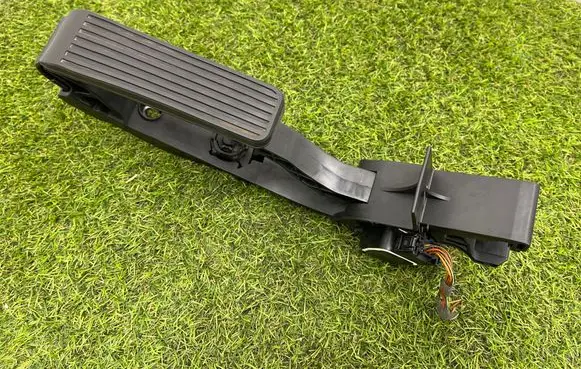 Mercedes-Benz CLS C219 Accelerator throttle pedal A2113000904