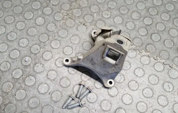 BMW 3 G20 G21 Engine mounting bracket 6876206