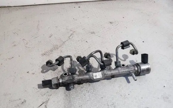 Skoda Octavia Mk3 (5E) Fuel distributor 04L089G 0677048