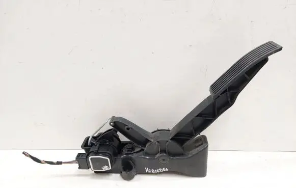 Mercedes-Benz B W245 Accelerator throttle pedal A1693000104 000356 91736020