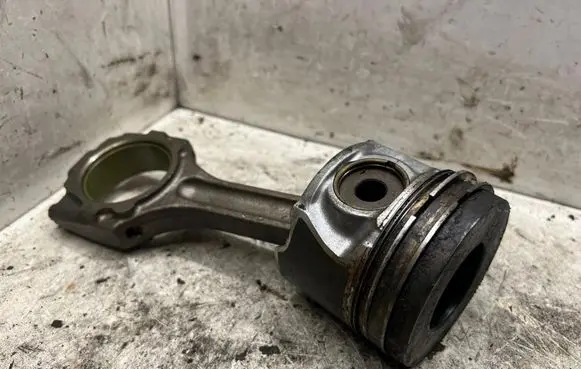 Hyundai Tucson JM Piston with connecting rod