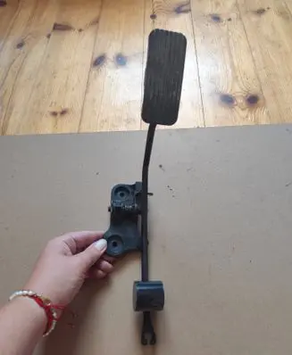 Accelerator throttle pedal