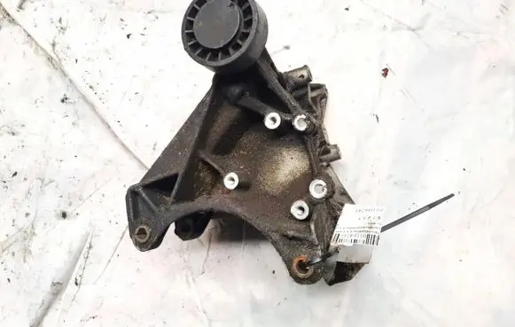 Mercedes-Benz C W203 Engine mounting bracket