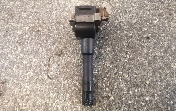 BMW 7 E38 High voltage ignition coil 1703359
