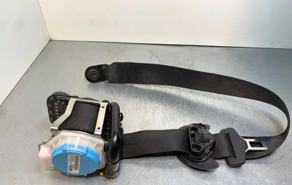 Mercedes-Benz A W176 Front seatbelt 3063559 KR1WJ892UU 0589P1000220