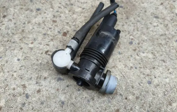 Volvo XC40 Windscreen/windshield washer pump 31693155 717346 1057439000