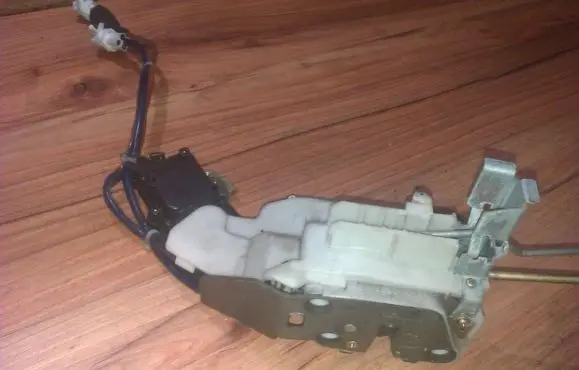 Suzuki Liana Front door lock