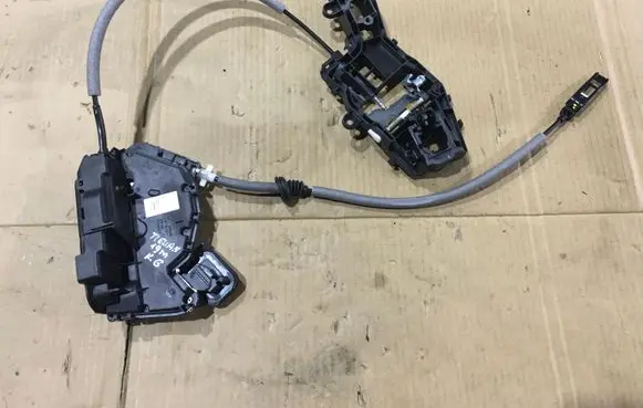 Volkswagen Tiguan Rear door lock 510837811M