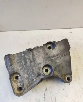 Engine mounting bracket