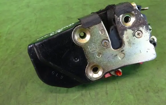 Chrysler PT Cruiser Front door lock