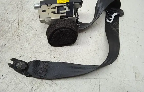 Volvo S60 Rear seatbelt P039818856